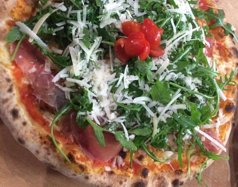 pizza con parmaschinken rucola